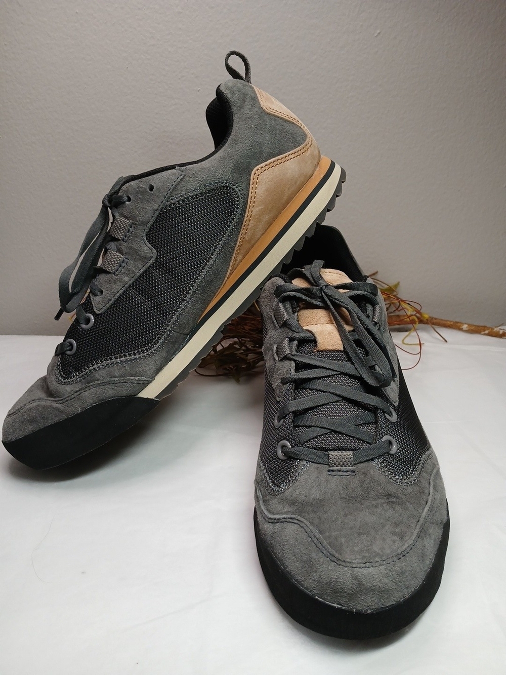 Merrell Men's Gray Suede & Mesh Sneakers with Tan Heel Sz 9.5